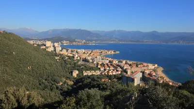 Blick von den Hügeln über Ajaccio und den Golf von Ajaccio, im Hintergrund die Berge Korsikas