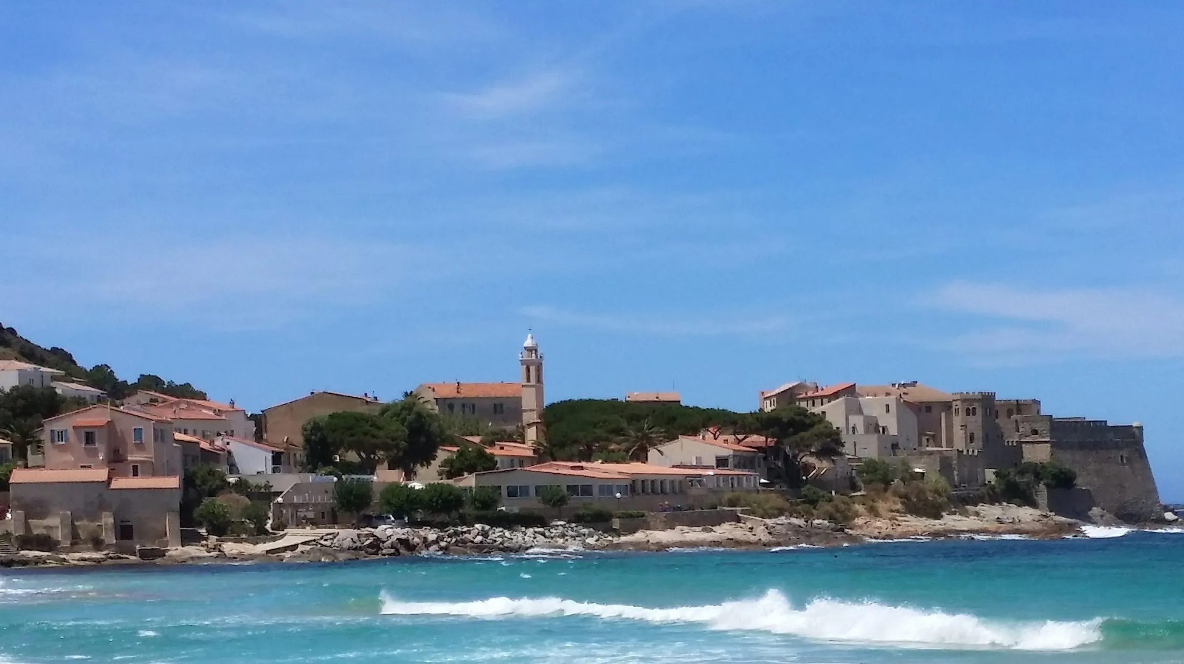 Die Zitadelle von Algajola in der Balagne, vom Strand aus gesehen