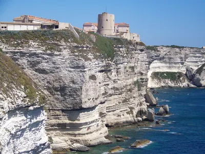 Die Zitadelle von Bonifacio auf den weißen Kalksteinklippen über dem Mittelmeer