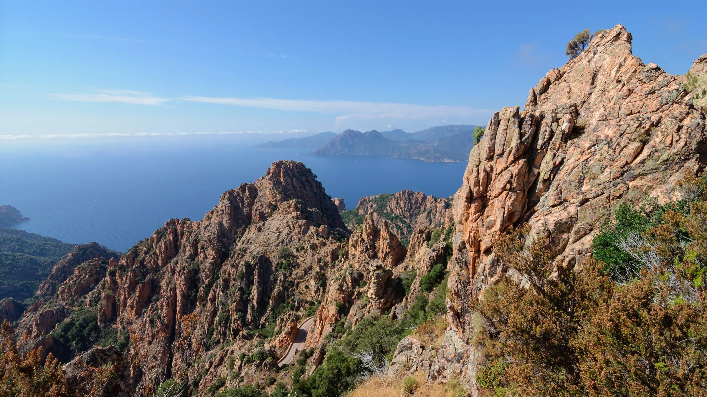 Die rötlichen Granitfelsen der Calanche de Piana mit Blick auf den Golf von Porto
