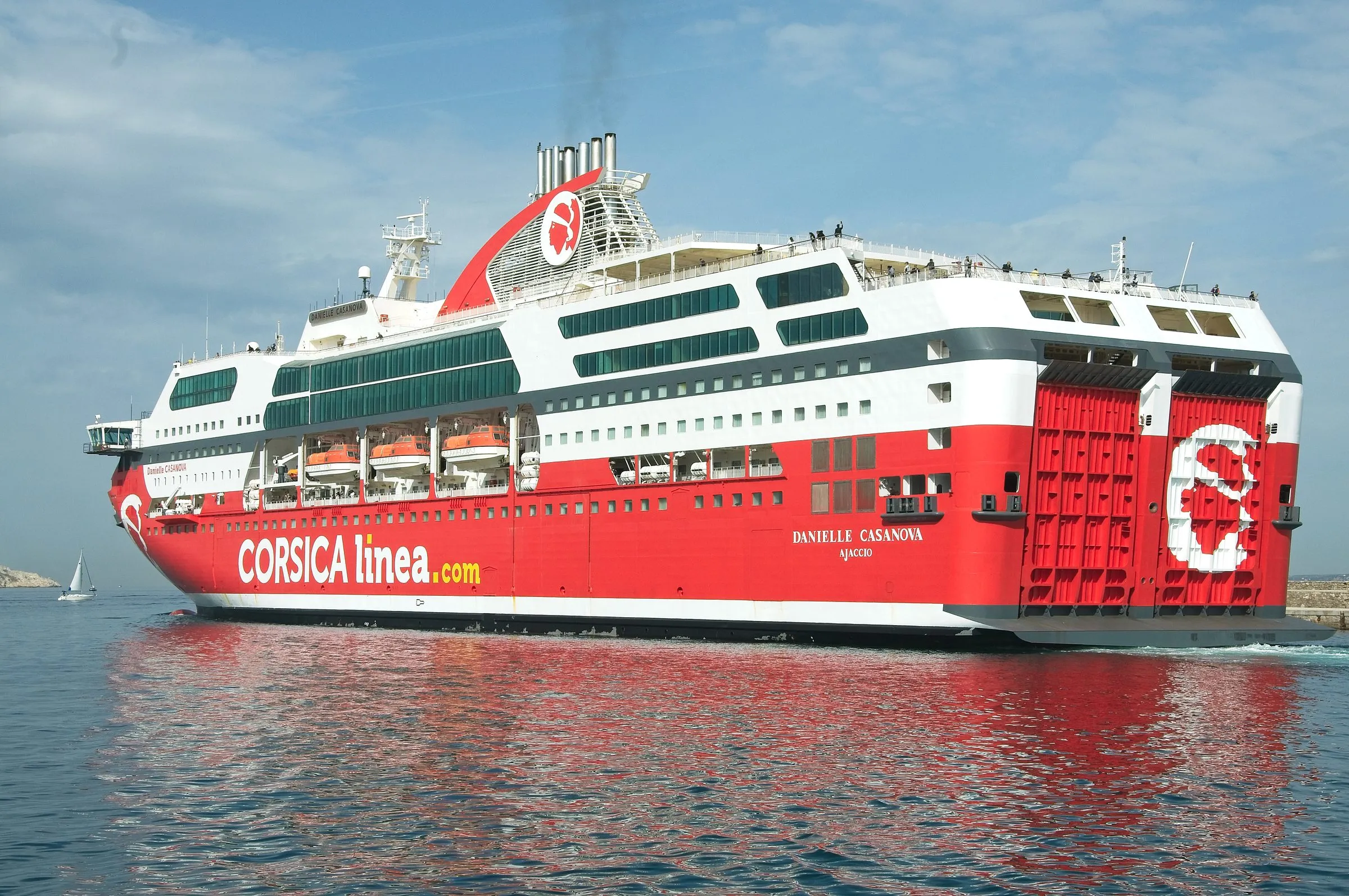 Die Corsica-Linea-Fähre „Danielle Casanova“ verlässt den Hafen von Marseille in Richtung Korsika