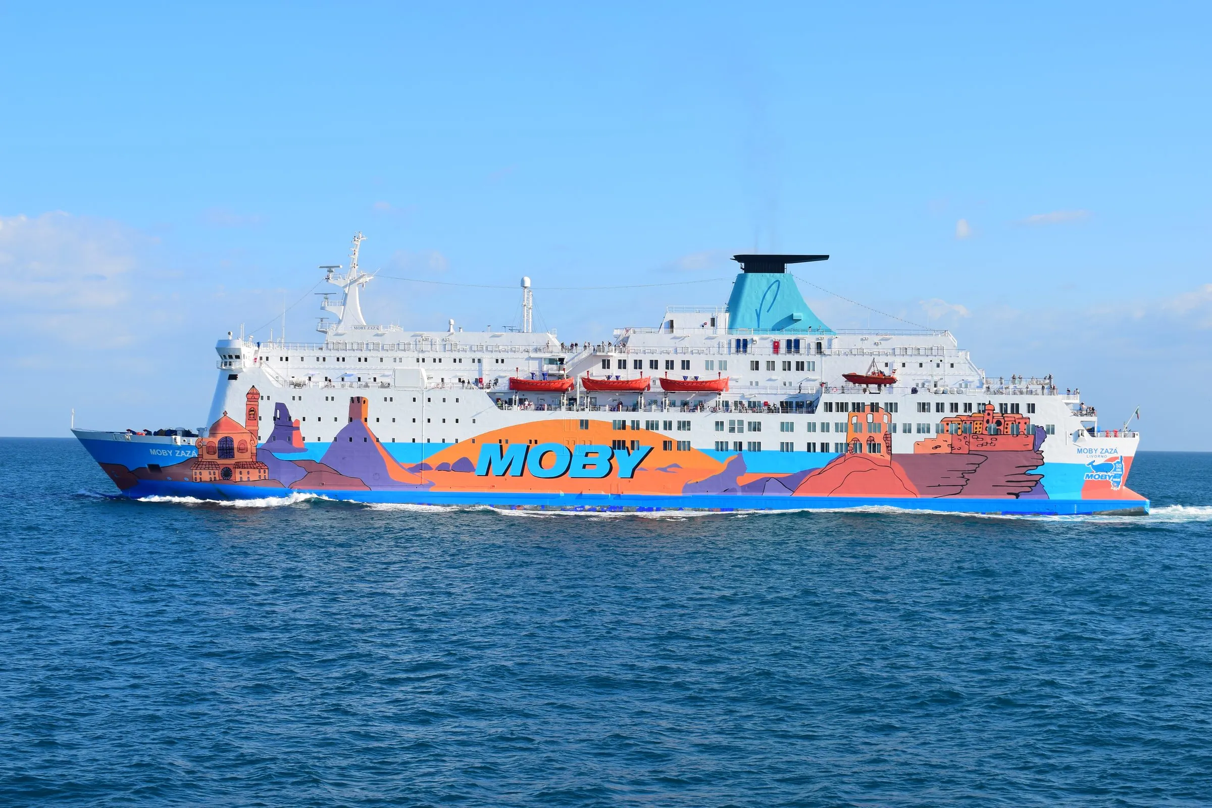 Die Moby-Fähre „Moby Zazà“ auf See, bemalt mit korsischen Motiven