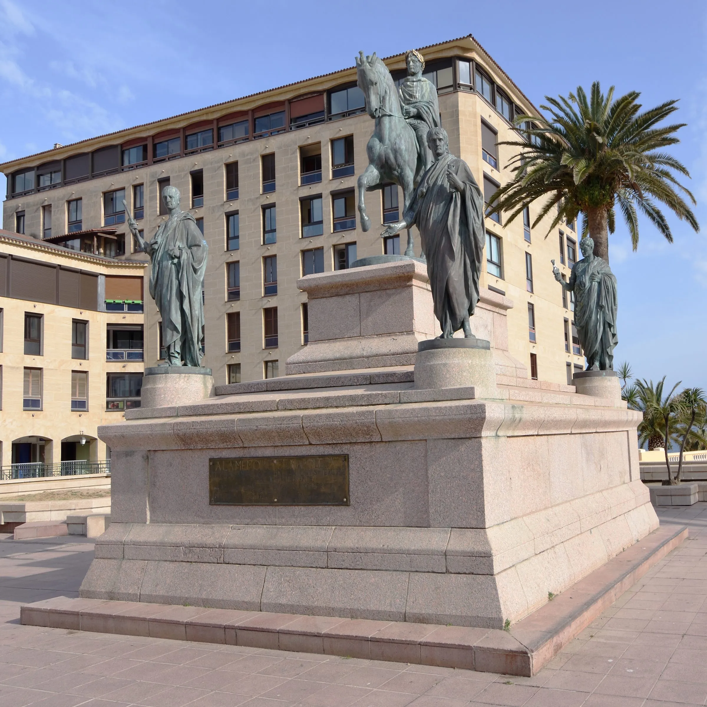 Das Reiterdenkmal für Napoleon und seine Brüder auf der Place Charles de Gaulle in Ajaccio
