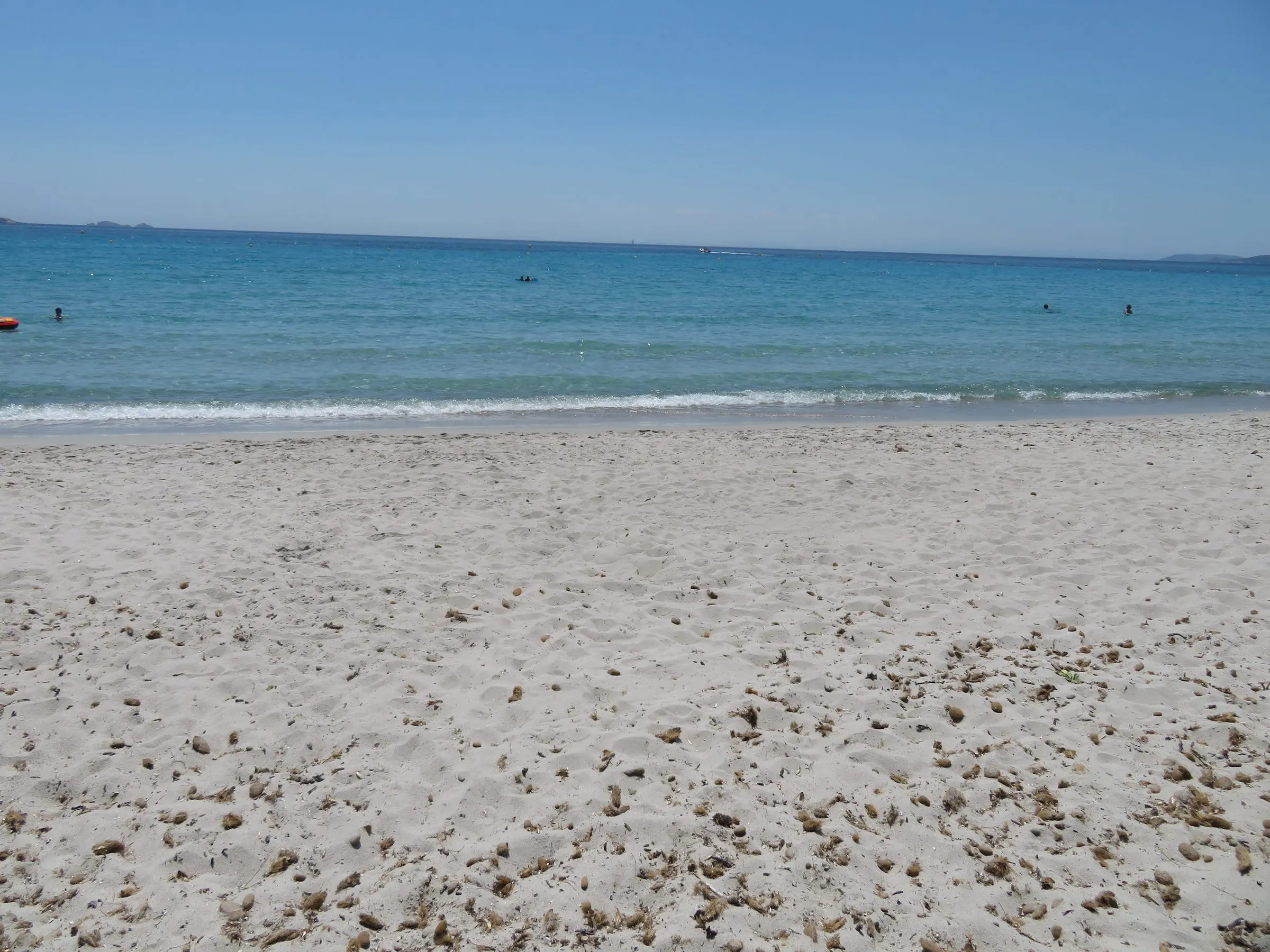 Heller Sandstrand von Palombaggia mit türkisfarbenem Wasser bei Porto-Vecchio