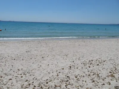 Heller Sandstrand von Palombaggia mit türkisfarbenem Wasser bei Porto-Vecchio