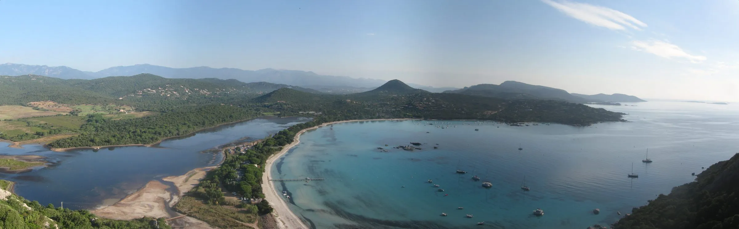 Luftaufnahme der Lagune und des weißen Sandstrands von Santa Giulia bei Porto-Vecchio